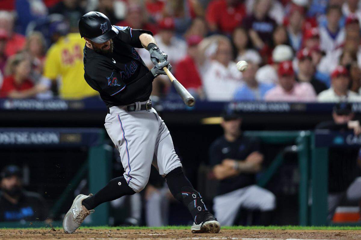 El torpedero de los Marlins de Miami Jon Berti batea un doble en el tercer inning del partido ante los Filis, en el segundo juego de la Serie de Comodines celebrado el 4 de octubre de 2023 en Filadelfia.