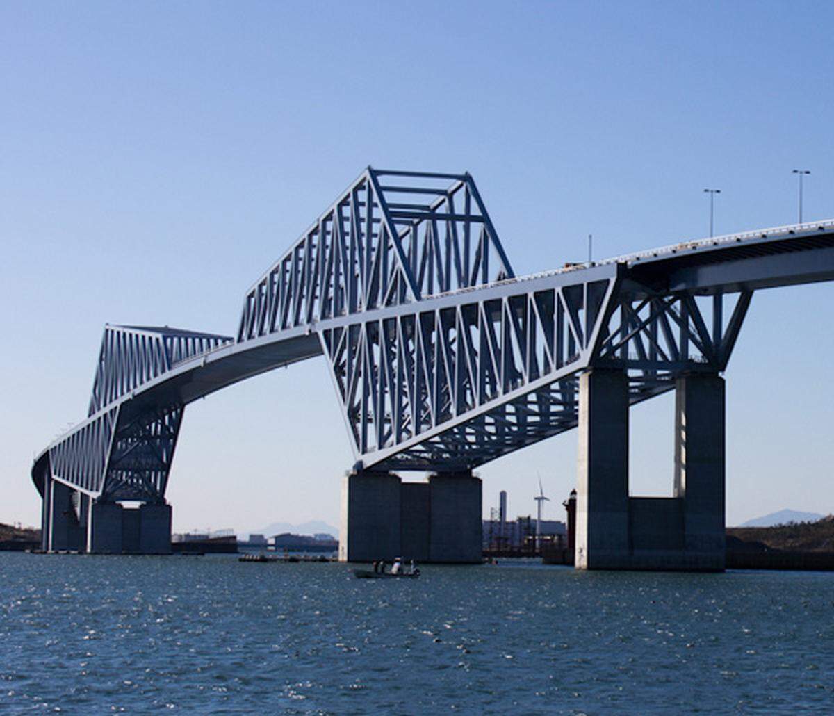 El puente de armadura que atraviesa la Bahía de Tokio, Japón, de 1.6 millas de largo.
