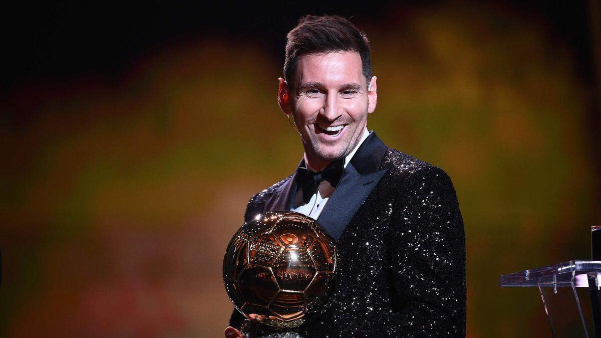 El delantero argentino del Paris Saint-Germain, Lionel Messi, posa tras recibir el Balón de Oro durante la ceremonia celebrada en el Theater du Chatelet de París, el 29 de noviembre de 2021.