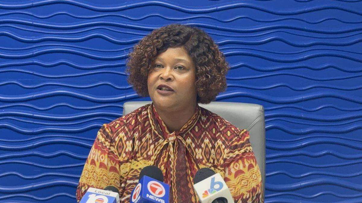 Katrina Touchstone, comisionada de la pequeña ciudad de Broward, West Park, está demandando a la alcaldesa, a la secretaria municipal y al administrador municipal por conducta indebida en las reuniones municipales.