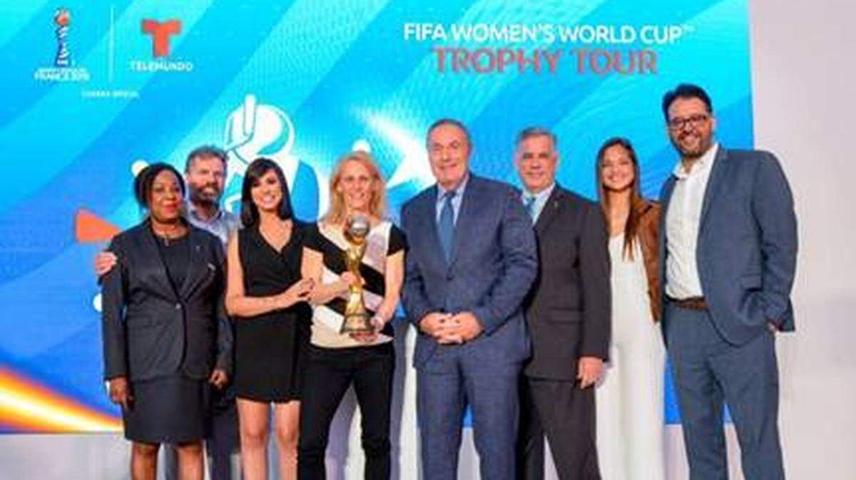 Telemundo Deportes,  hogar de la Copa Mundial Femenina de la FIFA en español, le dio la bienvenida al Trofeo del torneo en su primera parada en Estados Unidos. De izquierda a derecha: Fatma Samoura, Philippe Le Floc’h, Ana Jurka, Kristine Lilly, Andrés Cantor, Ray Warren, Deyna Castellanos y Eli Velásquez.