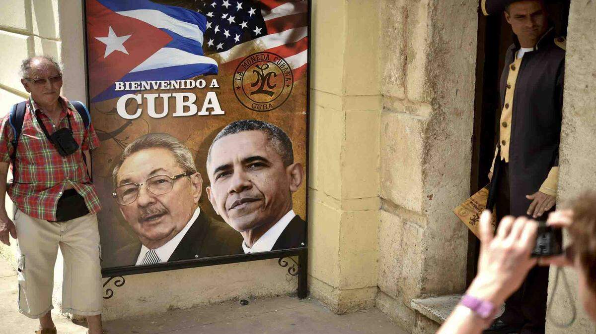 Un turista posa con un cartel en La Habana sobre la visita del presidente Barack Obama, el 19 de marzo del 2016. 