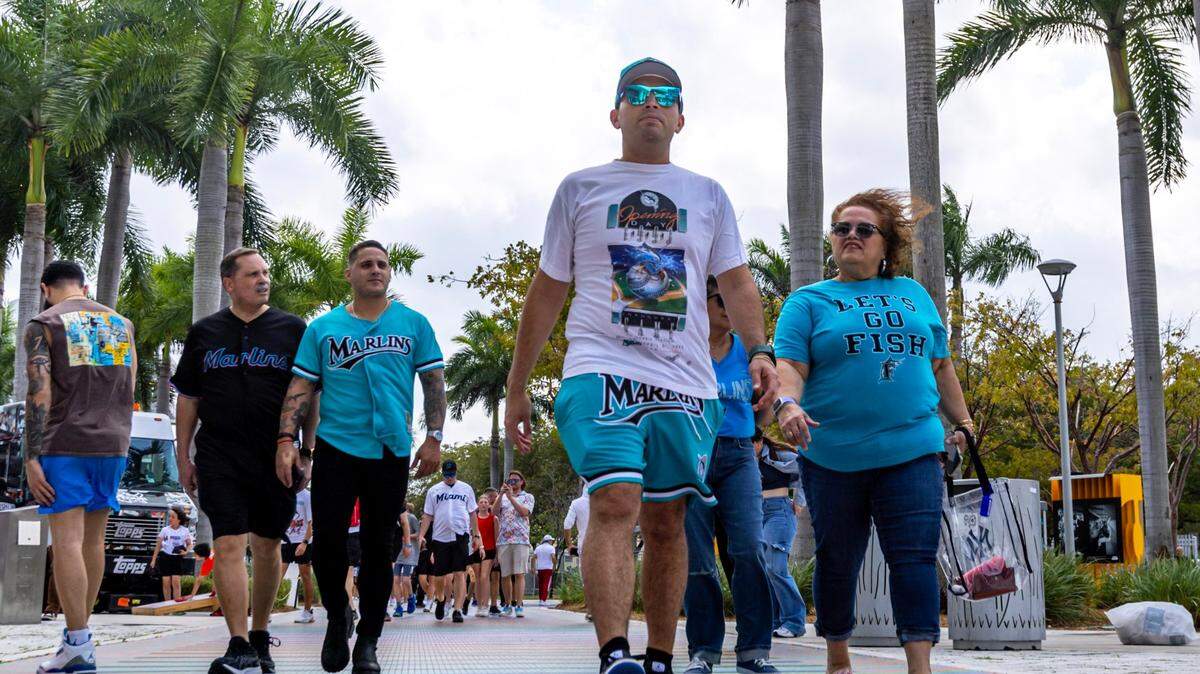 Un grupo de fanáticos de los Marlins asisten al Día Inaugural de la temporada ante los Piratas de Pittsburgh, el jueves 28 de marzo de 2024 en el loanDepot Park en Miami.