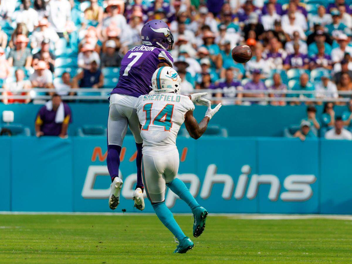 El cornerback de los Vikings de Minnesota Patrick Peterson (7) intercepta el pase al wide receiver de los Dolphins Trent Sherfield, en el partido celebrado el 16 de octubre de 2022 en el Hard Rock Stadium de Miami Gardens, Florida.
