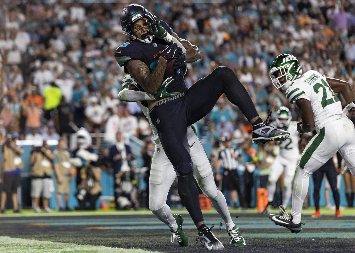 El tight end de los Dolphins Darren Waller (83) atrapa un pase de touchdown ante la presión del cornerback de los Jets de Nueva York Sauce Gardner, en el partido celebrado el 29 de septiembre de 2025 en el Hard Rock Stadium en Miami Gardens, Florida.