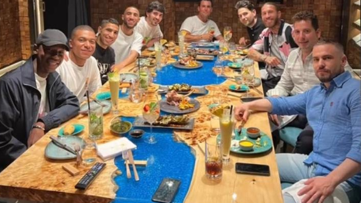 Tras sorprender aprovechando uno de sus días libres visitando Madrid, con su futuro envuelto de rumores de su llegada al Real Madrid o si se queda en el París Saint-Germain, el francés Kylian Mbappé concluyó sus actos sociales en la capital de España cenando junto al marroquí Achraf Hakimi y el español Sergio Ramos.