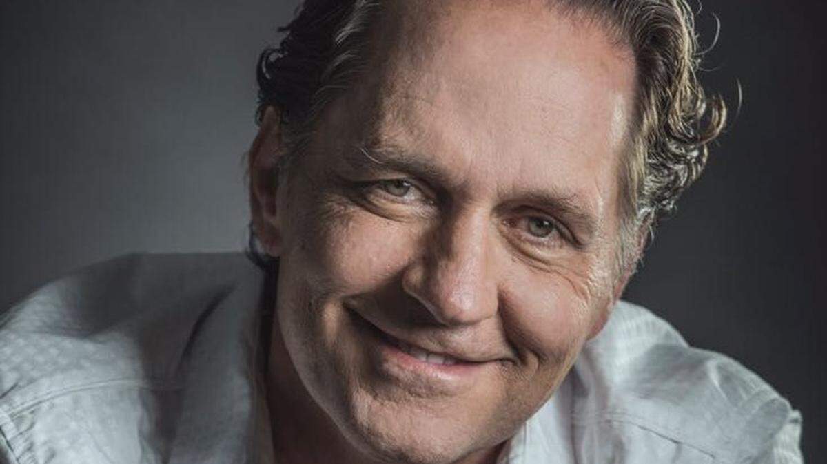 “La serie está buenísima. Toda la gente está muy emocionada y hay una super energía”, dijo Guy Ecker desde el estudio donde se graban los videos promocionales de la serie.