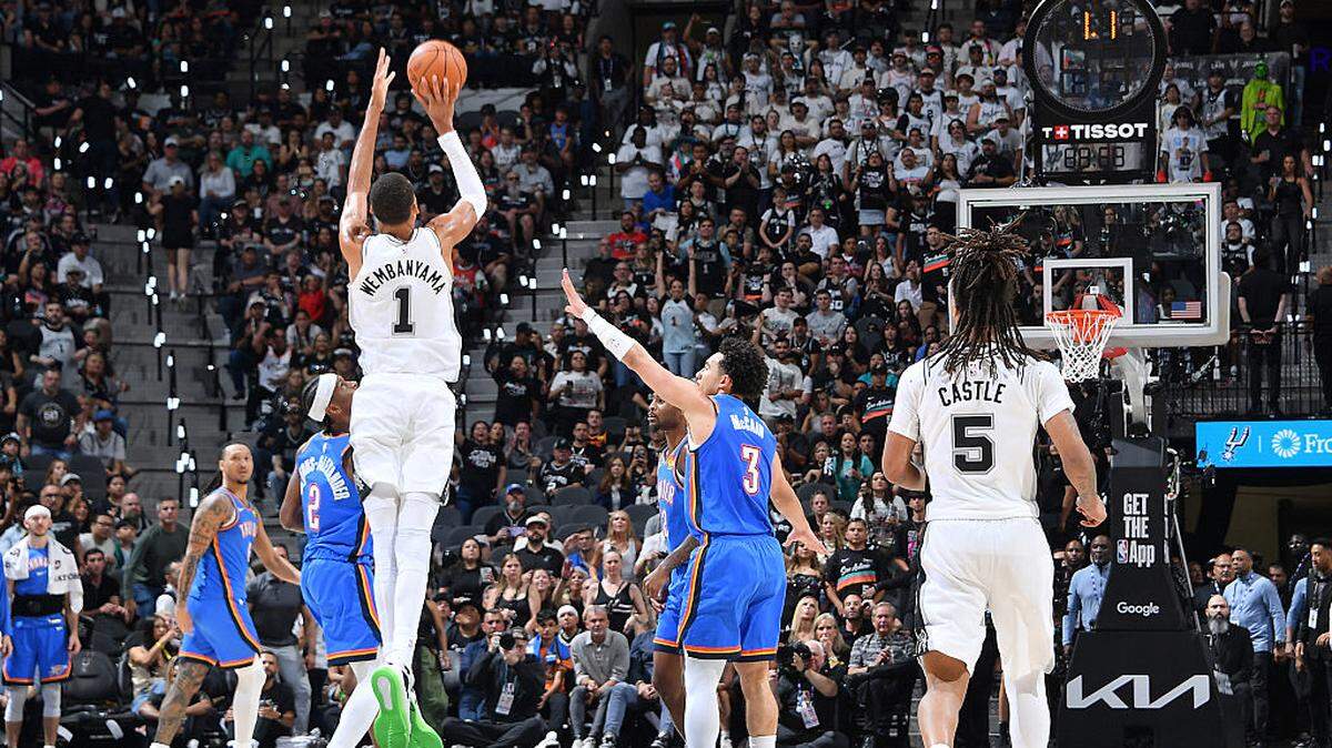 El prodigio francés de los Spurs Victor Wembanyama anota un triple ante el Thunder de Oklahoma City, en el cuarto partido de la final de la Conferencia Oeste de la NBA, celebrado el 24 de mayo de 2026 en  San Antonio. 