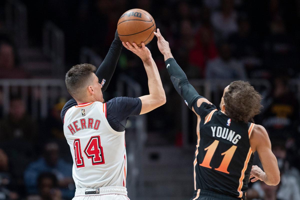 El escolta del Heat Tyler Herro tira al aro ante la marca de Trae Young, de los Hawks, en el partido celebrado el 16 de enero de 2023 en Atlanta.