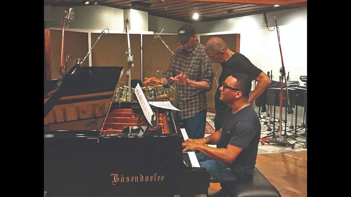 Gonzalo Rubalcaba al piano, junto a Ron Carter y Jac DeJohnette.