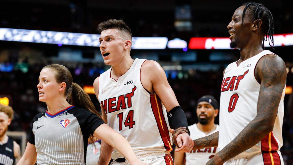 El jugador del Heat Tyler Herro (14) reacciona tras un altercado con el jugador del Magic de Orlando, R.J. Hampton, el 26 de diciembre de 2021 en Miami.