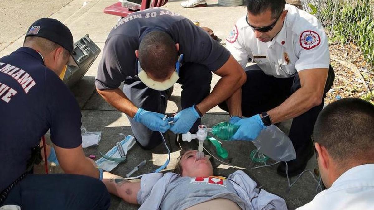Bomberos de la Ciudad de Miami asisten a una víctima de sobredosis el 17 de noviembre de 2016. Se sospechaba que la víctima tenía una sobredosis de heroína/fentanilo.