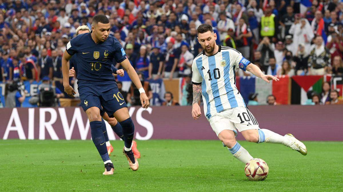El astro de Argentina Lionel Messi trata de pasar la marca de Kylian Mbappé, de Francia, en la final de la Copa Mundial celebrada el 18 de diciembre de 2022 en Lusail, Catar. 