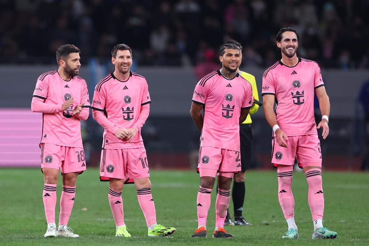 Los jugadores del Inter Miami Jordi Alba, Lionel Messi, DeAndre Yedlin y Leonardo Campana (de izq. a der.) reaccionan durante la tanda de penales ante Vissel Kobe, en el partido de pretemporada celebrado el 7 de febrero de 2024 en Tokio, Japón.