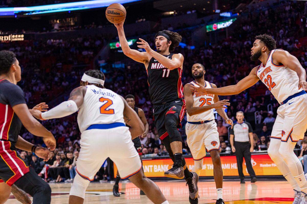 El jugador del Heat Jaime Jáquez Jr. (centro) trata de pasar la pelota ante la defensa de los Knicks de Nueva York, en el partido celebrado el 30 de octubre de 2024 en Miami.