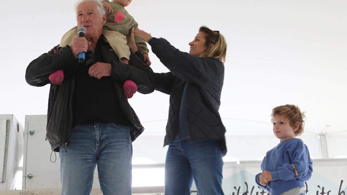 El actor Richard Gere, junto con su esposa Alejandra y sus hijos, fueron algunos de los miles de personas presentes para el Día anual de Aves Rapaces en Green Chimneys en Putnam Lake el 4 de junio de 2023.