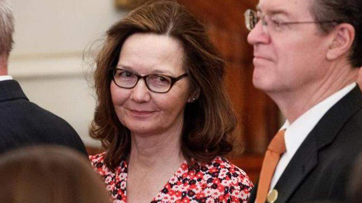 La actual nominada por la Casa Blanca para dirigir la Agencia Central de Inteligencia (CIA), Gina Haspel, participa la ceremonia de jura del cargo del nuevo secretario de Estado estadounidense, Mike Pompeo, en el Departamento de Estado en Washington, Estados Unidos, el 2 de mayo de 2018.