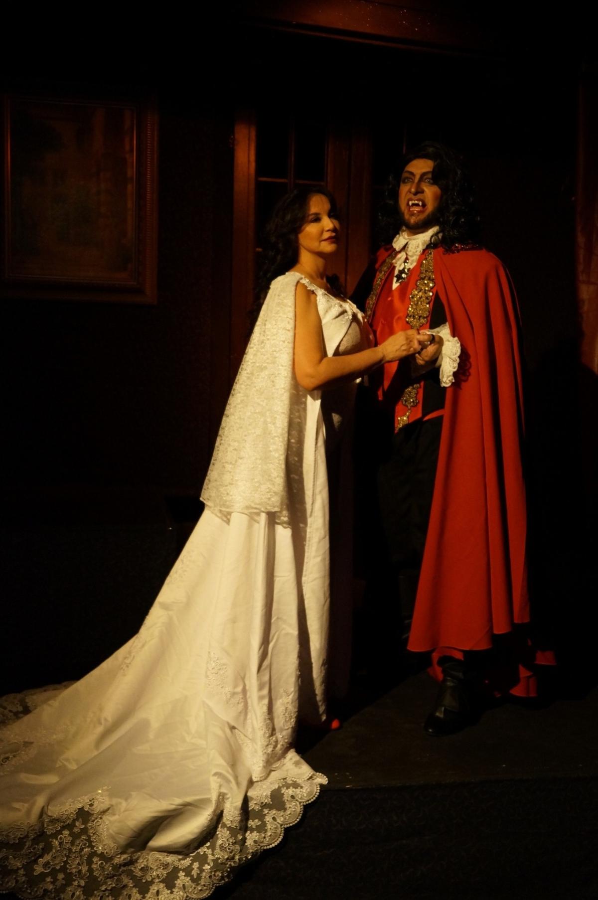 J.J Paris y Adriana Oliveiros en una escena de ‘Drácula’.