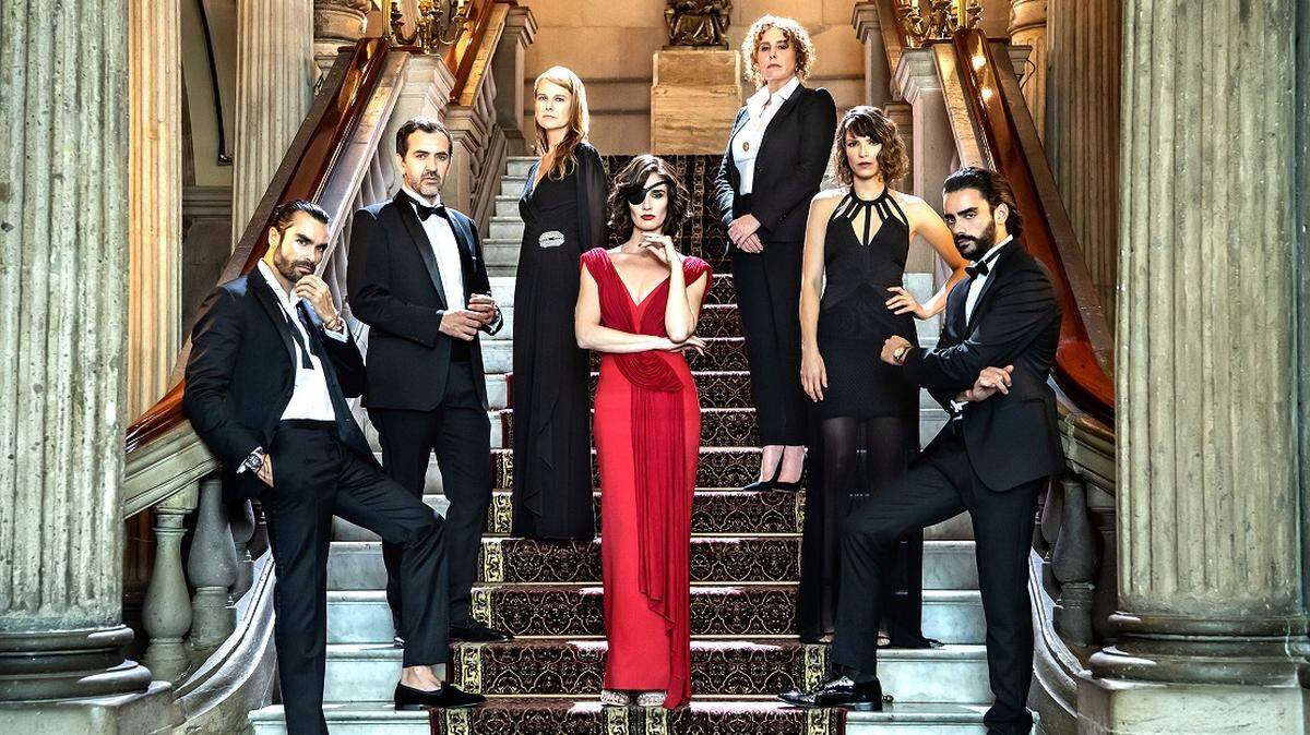 Paz Vega, Diego Amozurrutia, Flavio Medina, Gonzalo García-Vivanco, Paulette Hernández, Nailea Norvind y Azela Robinson.