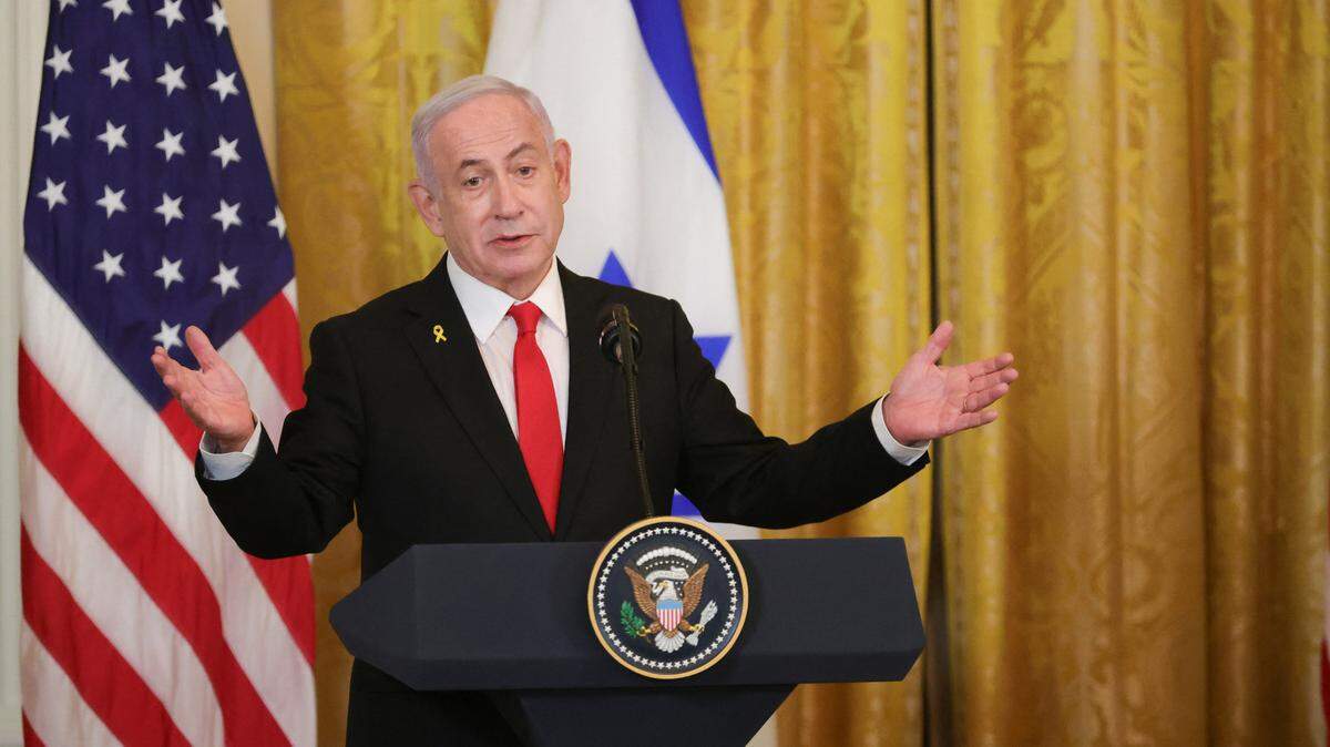 El primer ministro de Israel, Benjamin Netanyahu, responde preguntas en una conferencia de prensa el 4 de febrero de 2025, en la Casa Blanca, Washington, D.C., durante su visita a Estados Unidos.