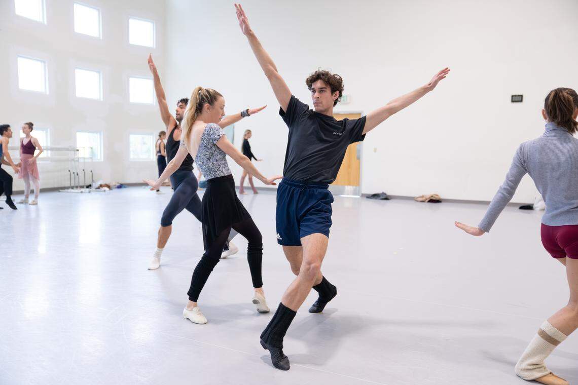 Alexander Kaden, Suzette Logue & Ethan Rodrigues ensayando “Company B”, coreografía de Paul Taylor.