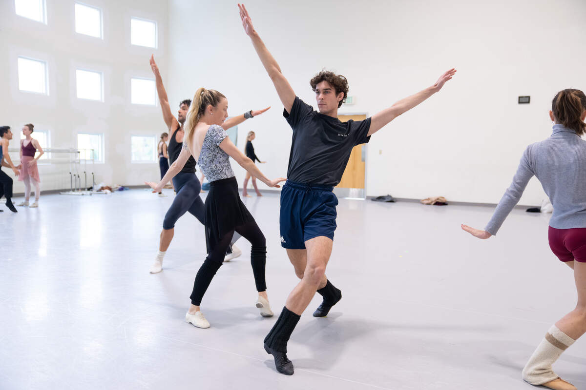 Alexander Kaden, Suzette Logue & Ethan Rodrigues ensayando “Company B”, coreografía de Paul Taylor.