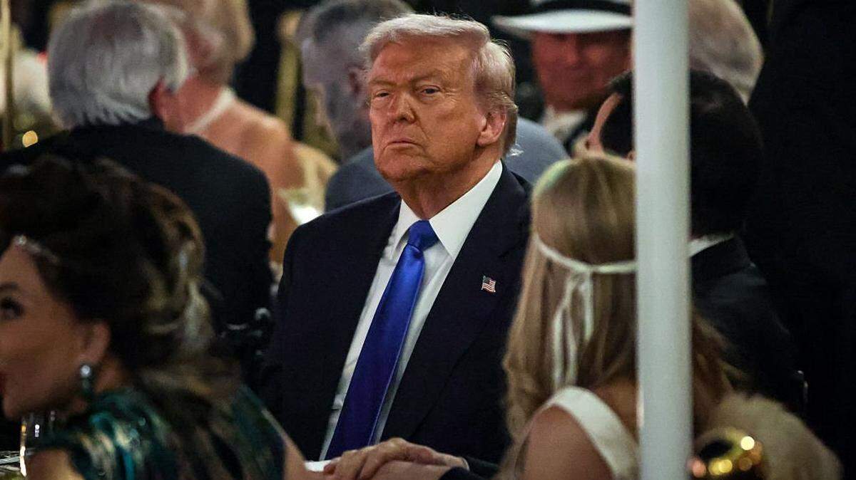 PALM BEACH, FLORIDA - OCTOBER 31: US President Donald Trump talks with guests during a Halloween party at his Mar-a-Lago estate on October 31, 2025 at Palm Beach, Florida. Trump is spending the weekend at his Mar-A-Lago estate in Palm Beach, Florida. (Photo by Samuel Corum/Getty Images)
