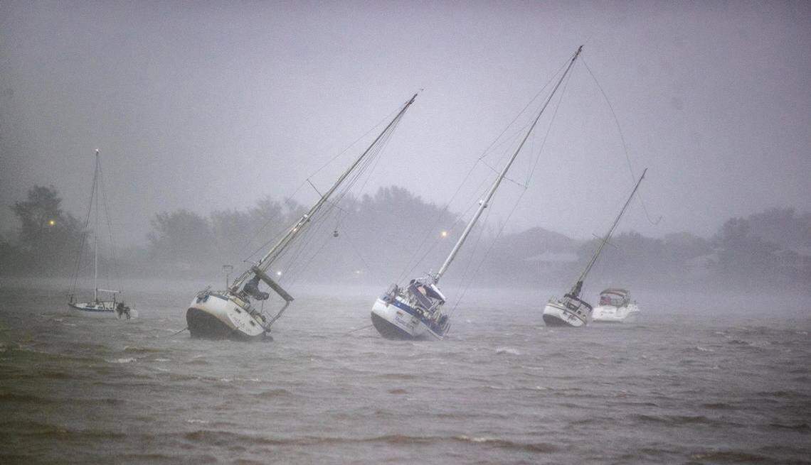 Los veleros amarrados en Roberts Bay son arrastrados por vientos de 50 mph en Venice, Florida, cuando el huracán Ian se acercaba a la costa oeste de Florida, el miércoles 28 de septiembre de 2022.