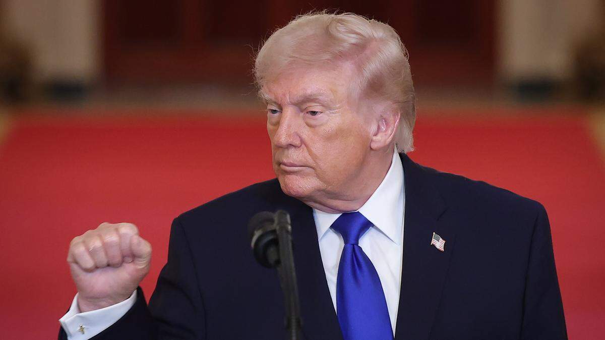 El presidente de Estados Unidos, Donald Trump, levanta el puño después de hablar en una ceremonia de conmemoración de las Angel Families celebrada en el Salón Este de la Casa Blanca el 23 de febrero de 2026 en Washington, DC.