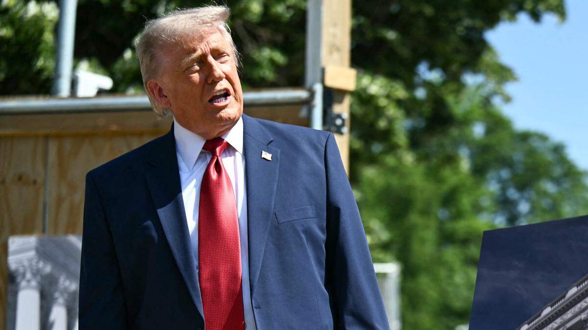 El presidente de Estados Unidos, Donald Trump, habla con la prensa cerca del sitio de construcción de su propuesto salón de baile en la Casa Blanca, en Washington D.C., el 19 de mayo de 2026.