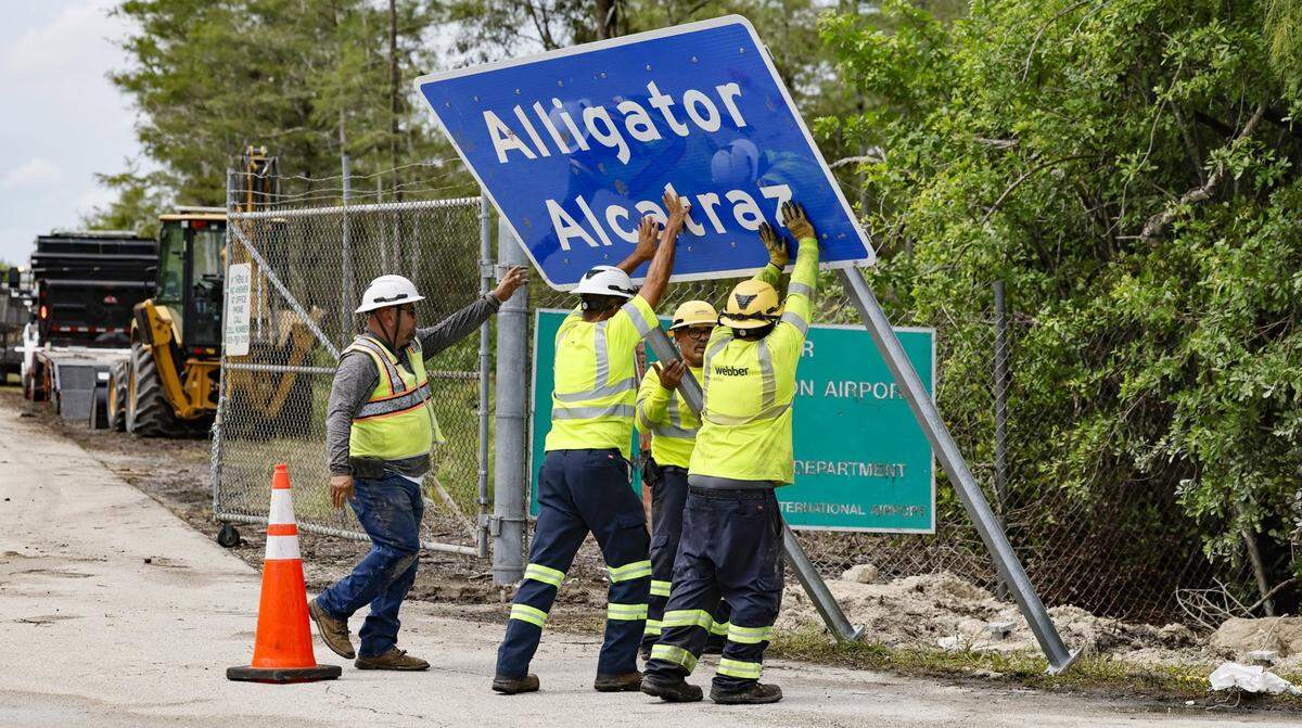 El centro de detención Alligator Alcatraz está situado en una pista de aterrizaje en el borde de la Reserva Nacional Big Cypress, una zona silvestre protegida que alberga especies en peligro de extinción.