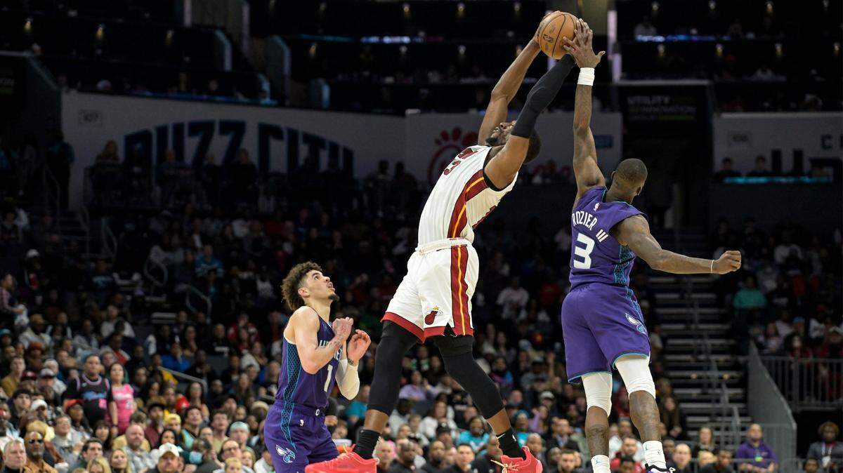 Los jugadores Terry Rozier (der.) y Bam Adebayo del Heat de Miami, disputan la pelota en la segunda mitad del partido, celebrado el 25 de febrero de 2023 en Charlotte.