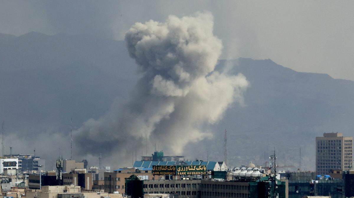 Una columna de humo se eleva tras un ataque militar en la capital Teherán el 2 de marzo de 2026. El ejército israelí informó que inició un nuevo “ataque amplio” sobre Teherán el 2 de marzo, mientras periodistas de AFP escuchaban fuertes explosiones en las zonas central y oriental de la capital iraní.