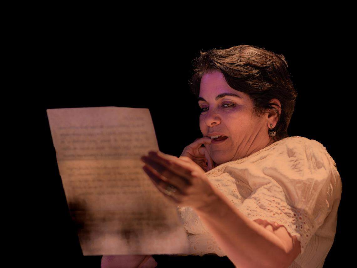 “Cuando alguien lee una carta, la emoción aflora; puedes trasladarte a ese momento y revivirlo; entonces es como un viaje en el tiempo, como si el personaje, al leer esa carta, tuviera la edad que tenía cuando la escribió”, dice Grettel Trujillo. 