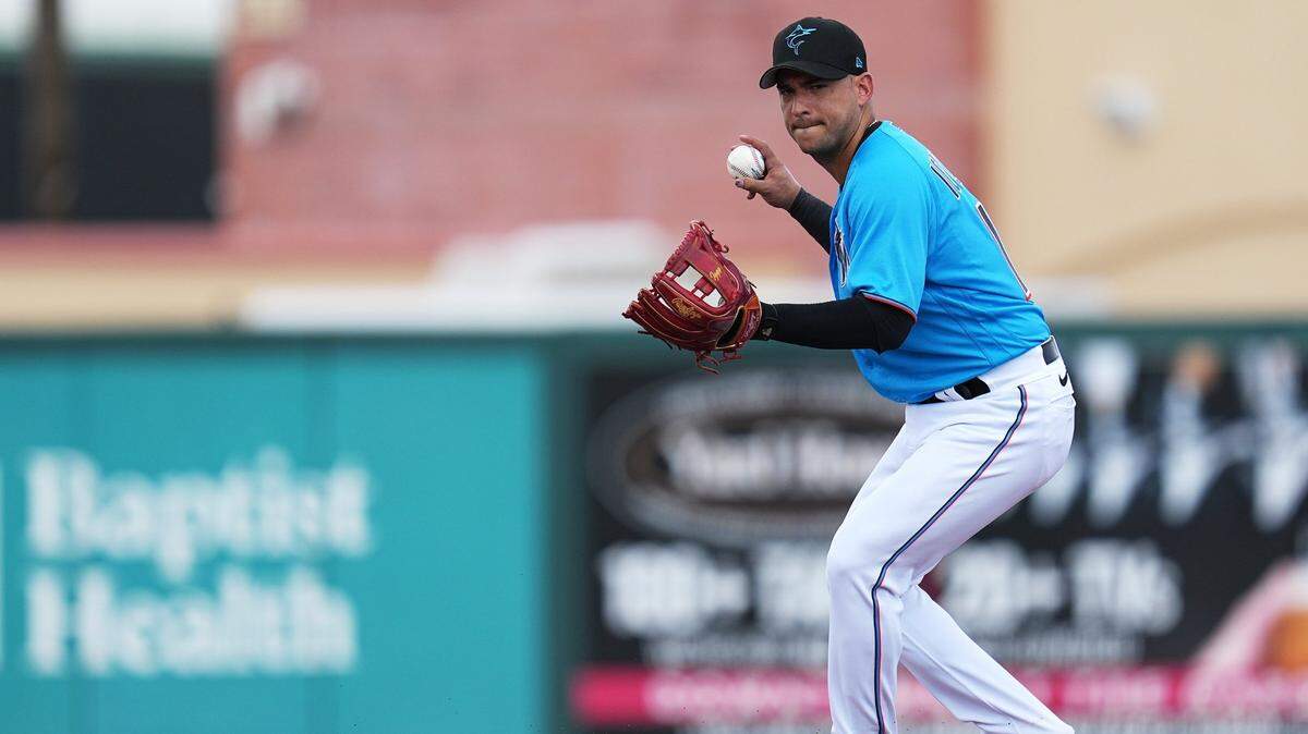 El torpedero de los Marlins José Iglesias fildea en el primer inning del partido de pretemporada ante los Mets de New York, celebrado el 13 de marzo de 2023 en Jupiter, Florida.
