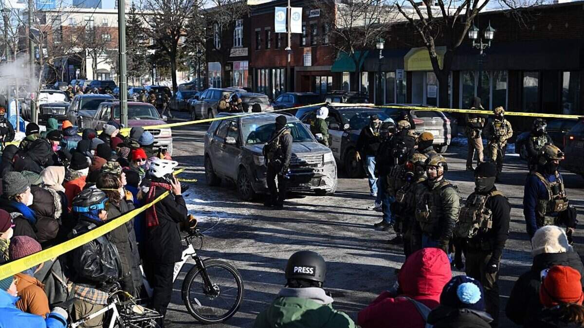 Una multitud de manifestantes se congrega después de que agentes federales supuestamente dispararan a un manifestante durante un altercado en el que intentaban arrestarlo, el 24 de enero de 2026 en Minéapolis, Minesota. La administración Trump ha enviado, según informes, 3,000 agentes federales a la zona, y se espera la llegada de más, en el marco de una operación para arrestar a inmigrantes indocumentados en la región.