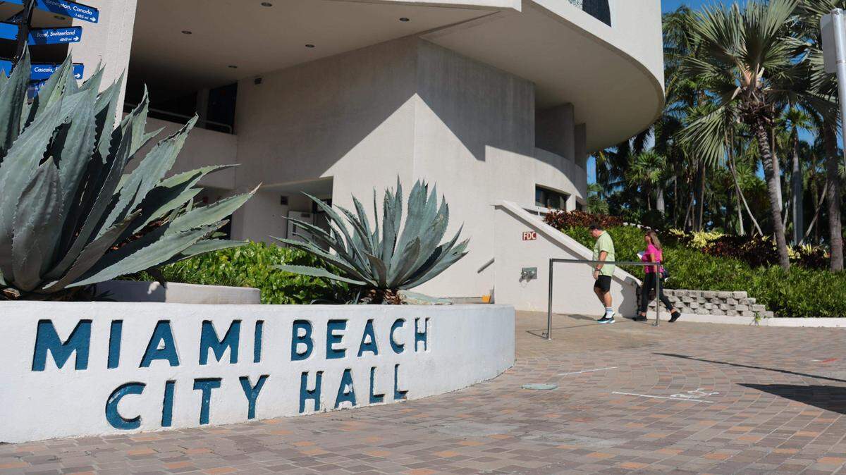 Ayuntamiento de Miami Beach el lunes 20 de octubre de 2025. SAM NAVARRO / Especial para The Miami Herald