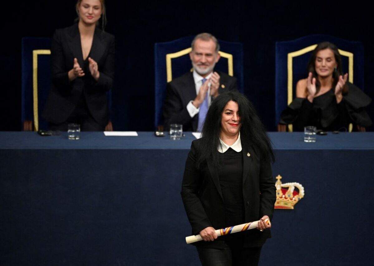 Marjane Satrapi, novelista gráfica e ilustradora franco-iraní y Premio Princesa de Asturias de Comunicación y Humanidades 2024, en escenario junto a (desde la derecha) la reina Letizia de España, el rey Felipe VI de España y la princesa de Asturias, Leonor, durante la ceremonia de entrega de los Premios Princesa de Asturias 2024 en el Teatro Campoamor de Oviedo, el 25 de octubre de 2024.