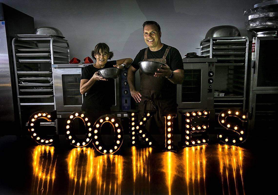 Cindy Kruse y su compañero Eric Paige pasaron de una carrera de 25 años como reposteros en restaurantes de lujo a hornear unas de las galletas más deliciosas de Miami.
