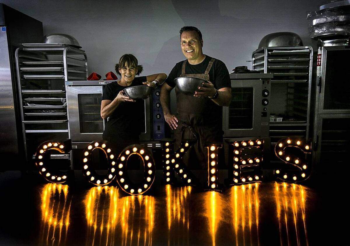 Cindy Kruse y su compañero Eric Paige pasaron de una carrera de 25 años como reposteros en restaurantes de lujo a hornear unas de las galletas más deliciosas de Miami.