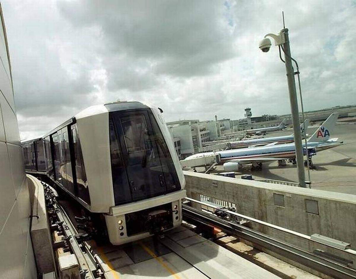 El servicio del Skytrain se inauguró en el 2010 en el Aeropuerto Internacional de Miami.
