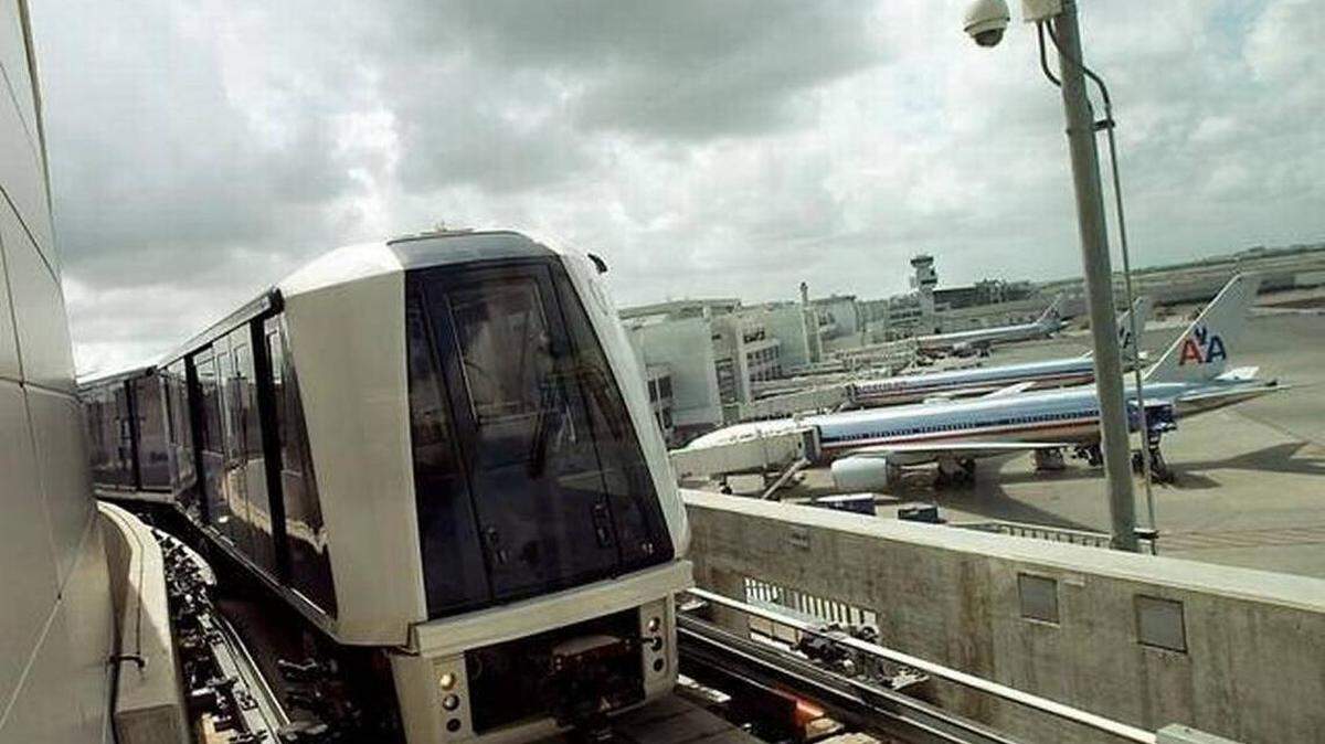 El servicio del Skytrain se inauguró en el 2010 en el Aeropuerto Internacional de Miami.
