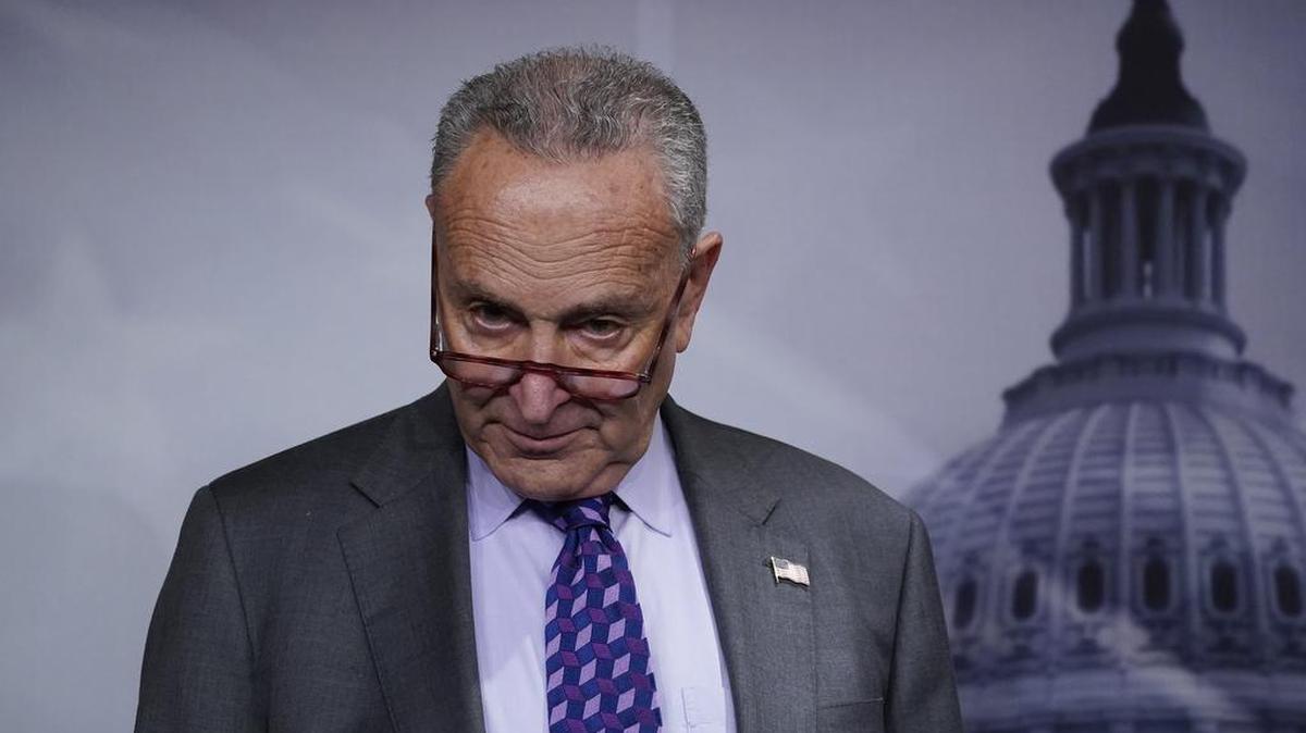 El líder de la mayoría en el Senado, Chuck Schumer, demócrata por Nueva York, habla con los reporteros luego de un almuerzo a puerta cerrada en el Capitolio en Washington, el martes 19 de julio de 2022. (AP /J. Scott Applewhite)