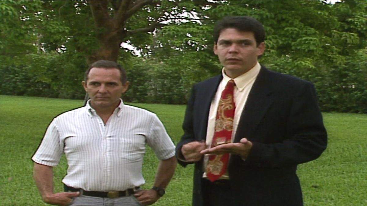 El presentador Juan Manuel Cao (der.), entonces reportero de Telemundo, en una foto con Francisco Ávila, Panchito, obligado a espiar para Cuba y también doble agente del FBI, en Nueva York en 1992. Cao retoma los hechos en el especial ‘La isla de los espías’, que presenta América TeVe.