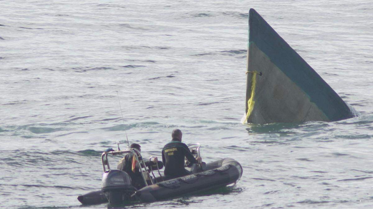 El narcosubmarino, a 22 de enero de 2025, en el puerto de Camariñas, A Coruña, Galicia (España). Un narcosubmarino ha sido localizado en aguas de la Costa da Morte por un pesquero, que se encarga de su remolcado hasta el puerto del municipio coruñés de Camariñas. El sumergible fue encontrado por una embarcación pesquera que faenaba en el litoral de la Costa da Morte. 