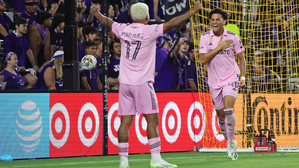 El centrocampista del Inter Miami CF David Ruiz (41) celebra con el delantero Josef Martínez (17) después de marcar un gol durante la segunda mitad contra la ciudad de Orlando en el estadio Exploria, el 24 de septiembre de 2023; Orlando, Florida, Estados Unidos;
