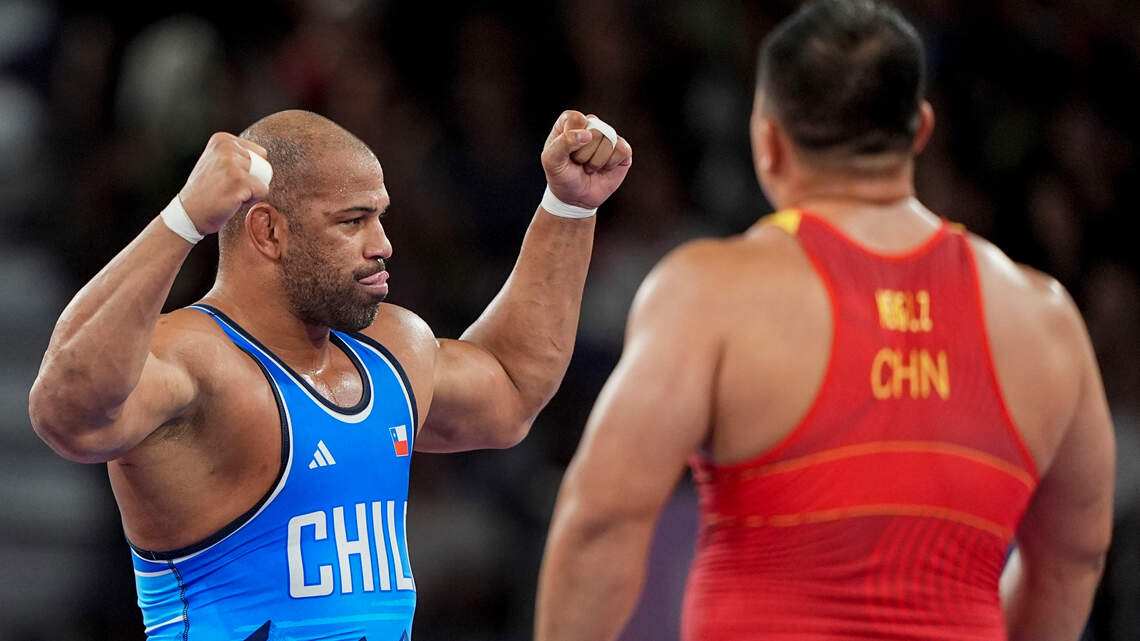 Luchador cubano que compite por Chile consigue boleto a la final y enfrentará a la leyenda antillana Mijaín López