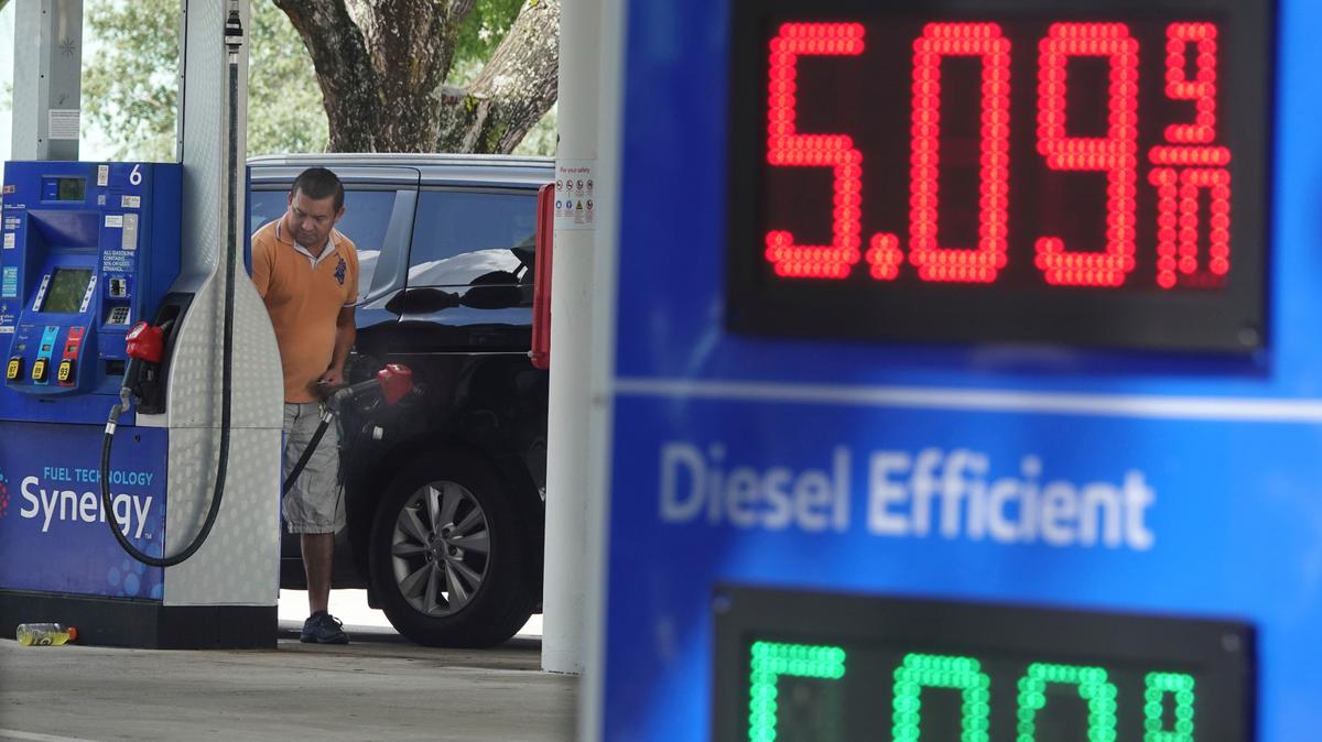Una persona llena el tanque de su vehículo en una estación de gasolina en Margate, Florida, el domingo 12 de junio de 2022. El promedio estatal ha disminuido un total de 79 centavos por galón en julio.