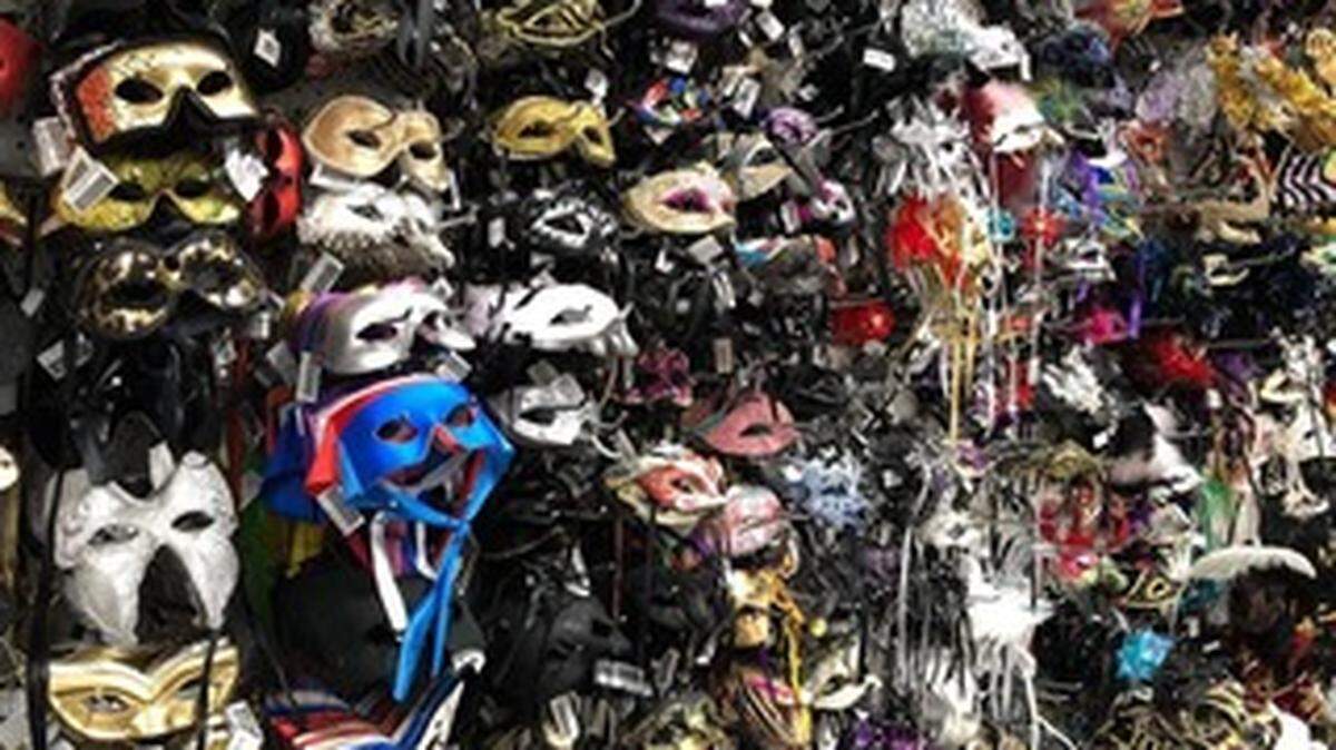 Por más de 50 años La Casa De Los Trucos ha sido el destino principal en La Pequeña Habana para quienes buscan disfraces, accesorios y hasta artículos de broma.