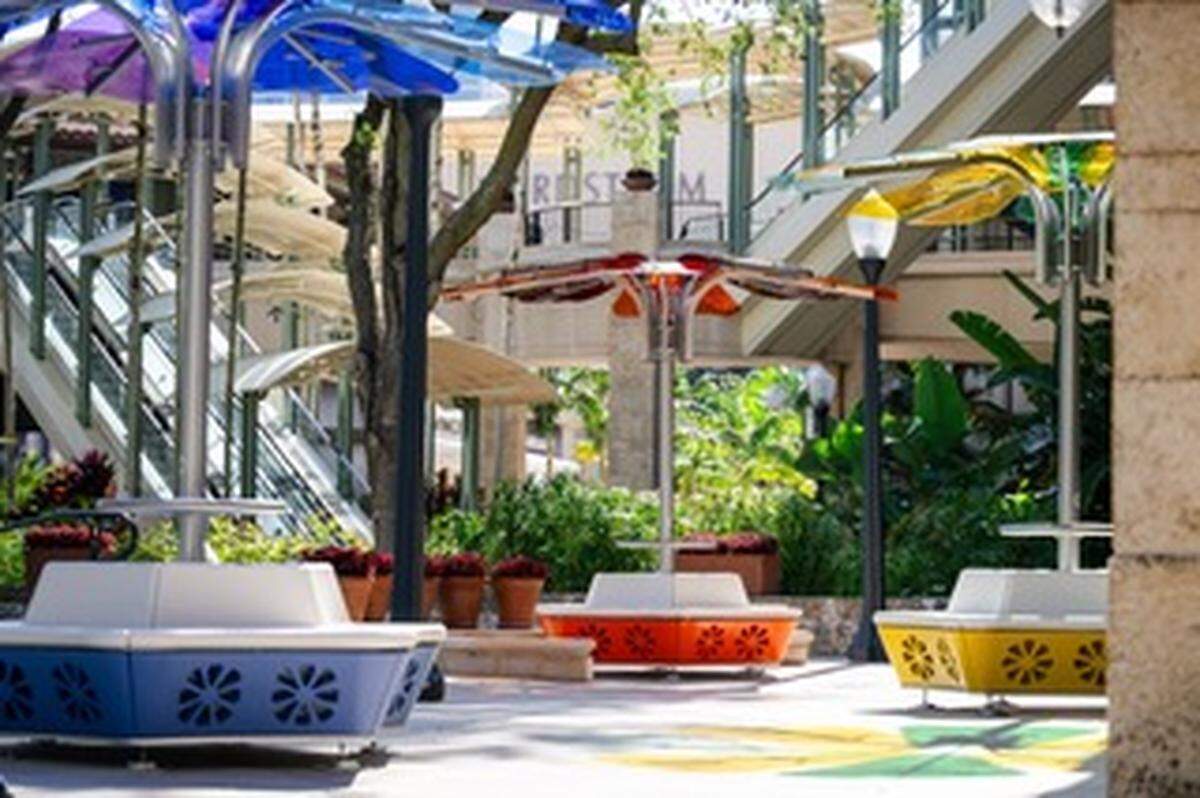 Coral Gables florece con ‘Bouquet’, una instalación artística interactiva que transforma Merrick Park en un jardín surrealista de esculturas monumentales.